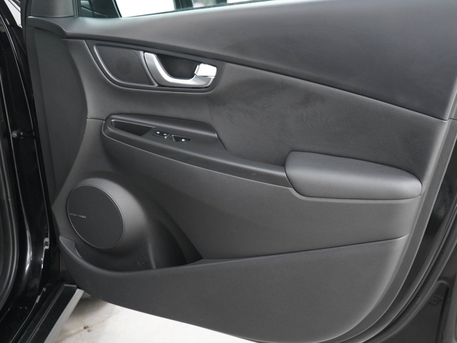 Used 2023 Hyundai Kona Limited FWD image 9