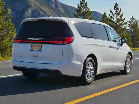 Used 2023 Chrysler Pacifica Touring-L image 7