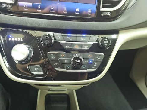 Used 2023 Chrysler Pacifica Touring-L FWD image 8