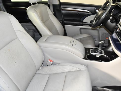 Used 2016 Toyota Highlander Limited w/ Driver Technology Package AWD/4WD image 42