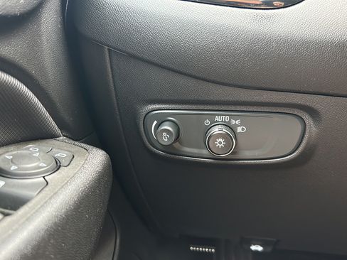 Used 2023 Chevrolet Equinox RS w/ RS Leather Package FWD image 32