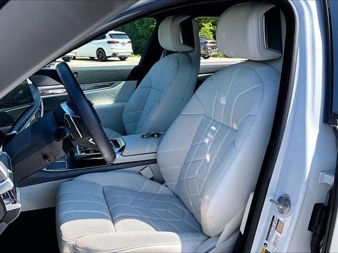 Used 2025 BMW 750e xDrive w/ Executive Package AWD/4WD image 7