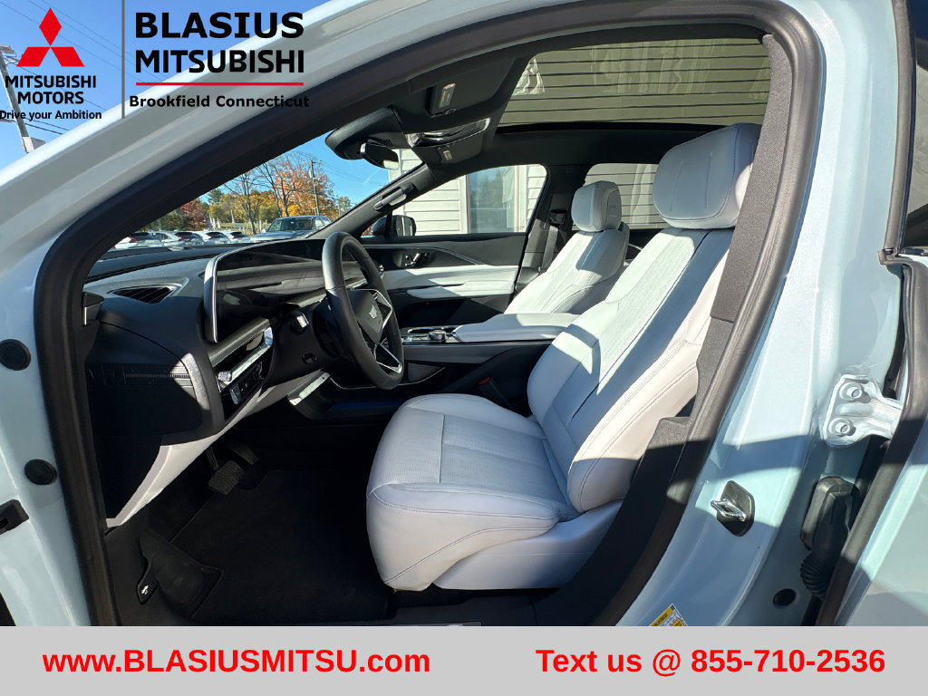 Used 2024 Cadillac Lyriq Luxury AWD/4WD image 17