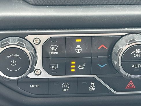 Used 2020 Jeep Wrangler Unlimited Sahara w/ Cold Weather Group AWD/4WD image 5
