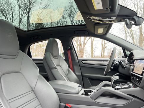 Certified 2022 Porsche Cayenne Platinum Edition image 22