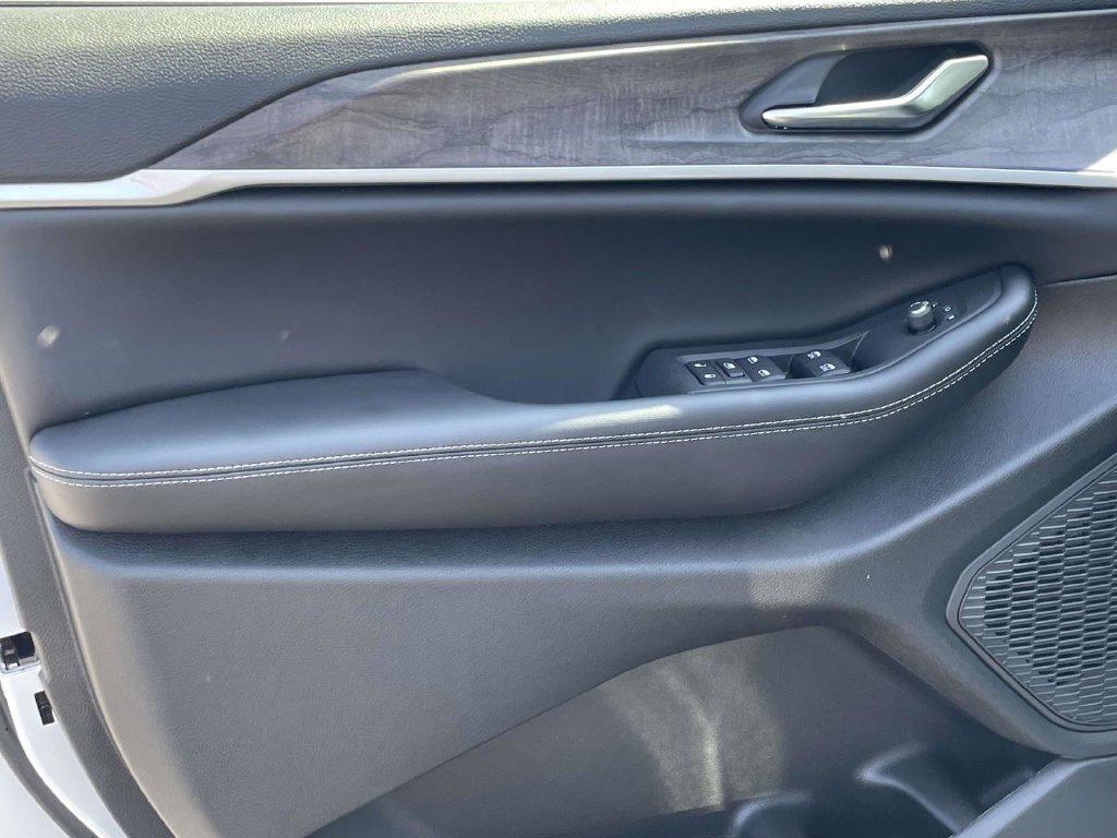 New 2027 Jeep Grand Cherokee Altitude RWD image 23