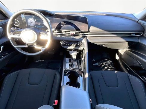 Used 2024 Hyundai Elantra SEL w/ Convenience Package image 16