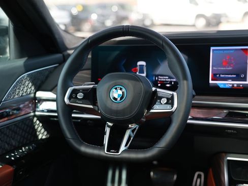 Used 2025 BMW i7 M70 w/ Executive Package image 25