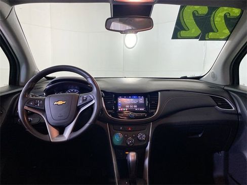 Used 2022 Chevrolet Trax LT w/ LT Convenience Package image 10