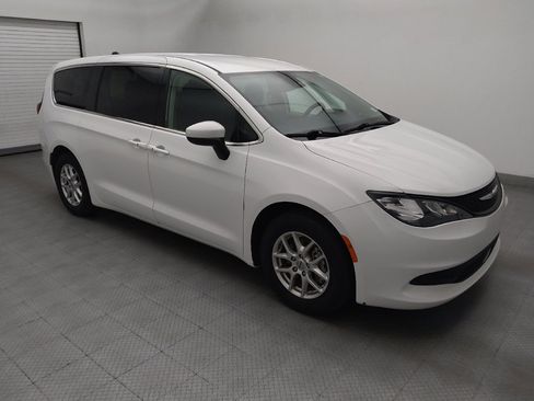 Used 2023 Chrysler Voyager LX FWD image 11
