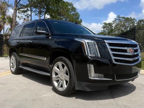 Used 2017 Cadillac Escalade Luxury RWD image 2