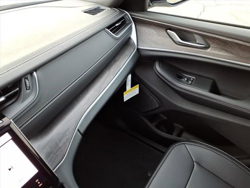 New 2025 Jeep Grand Cherokee Limited image 30