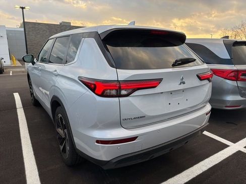 Used 2022 Mitsubishi Outlander ES image 2