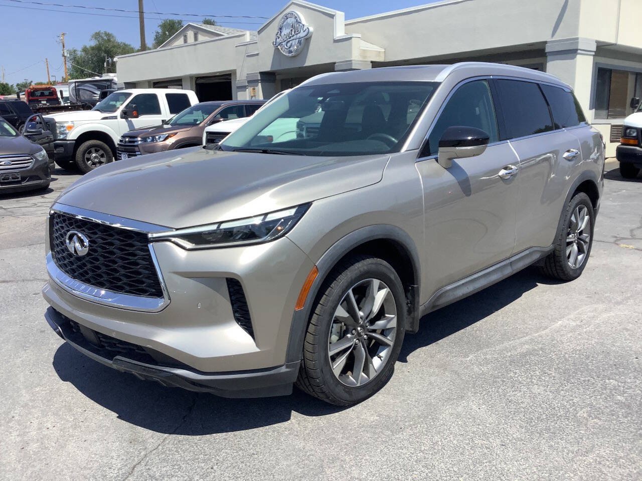Used 2023 INFINITI QX60 Luxe w/ Cargo Package AWD/4WD image 2