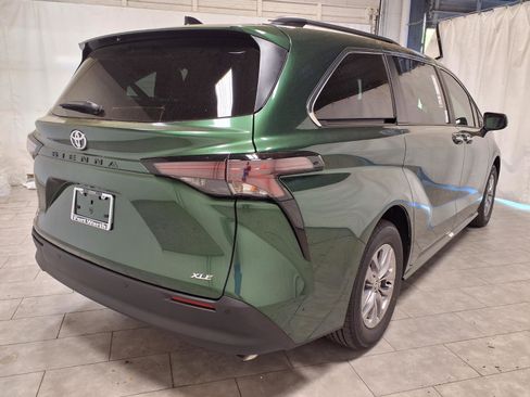 New 2026 Toyota Sienna XLE image 9