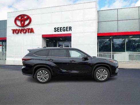 Used 2024 Toyota Highlander Platinum image 2