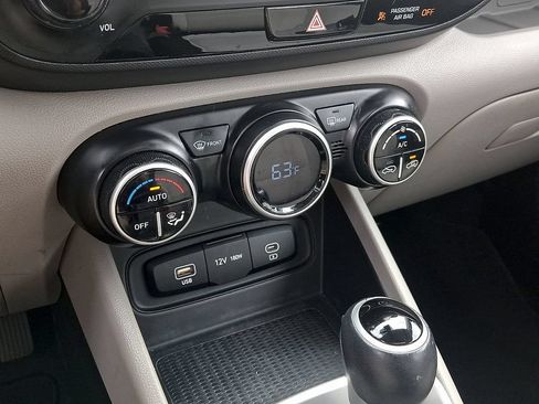 Used 2023 Hyundai Venue SEL FWD image 16