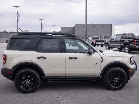 Used 2025 Ford Bronco Sport Outer Banks w/ Sasquatch Outer Banks Package AWD/4WD image 11