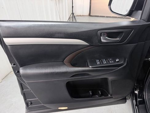 Used 2019 Toyota Highlander XLE FWD image 12