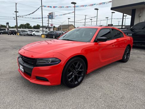 Used 2019 Dodge Charger SXT w/ Blacktop Package RWD image 2