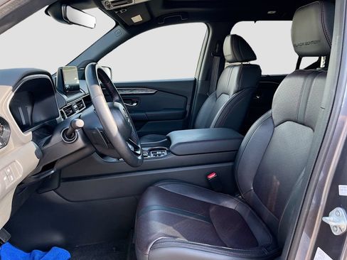 Used 2025 Honda Pilot Black Edition image 21