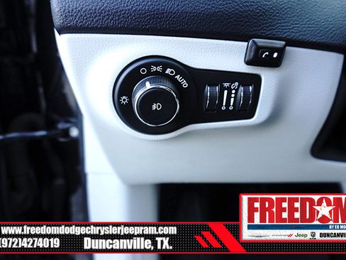 Used 2018 Jeep Compass Latitude FWD image 24