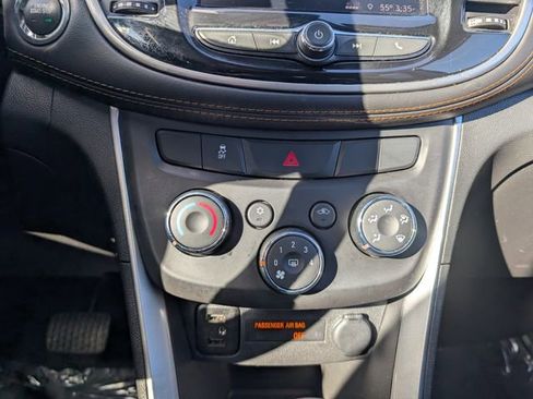 Used 2022 Chevrolet Trax LT w/ LT Convenience Package image 14