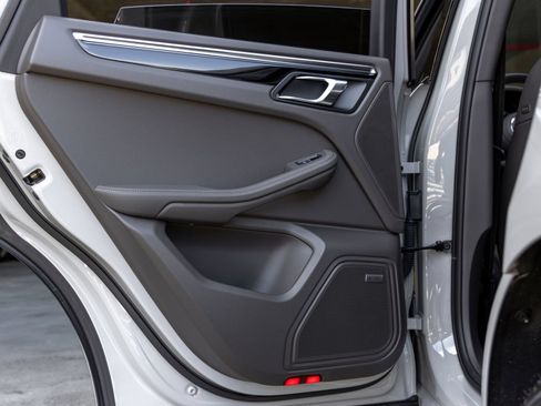 Certified 2025 Porsche Macan AWD/4WD image 41