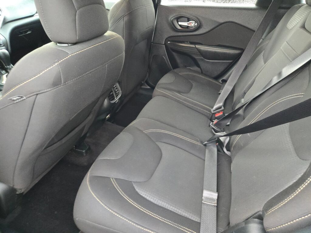 Used 2016 Jeep Cherokee Latitude w/ Cold Weather Group AWD/4WD image 20