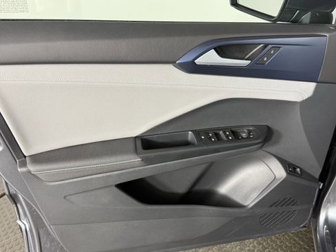 Used 2024 Volkswagen Taos SE w/ Panoramic Sunroof Package image 10