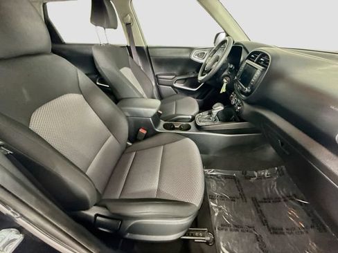 Used 2025 Kia Soul LX w/ LX Technology Package FWD image 25