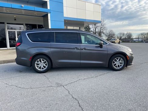 Used 2022 Chrysler Pacifica Touring-L image 9