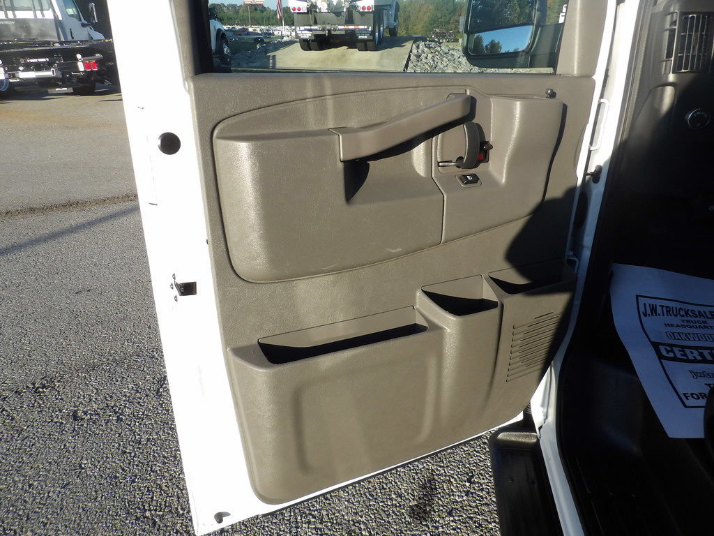 Used 2025 Chevrolet Express 3500 LT w/ LT Preferred Equipment Group RWD image 14