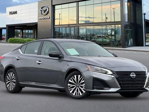 Used 2025 Nissan Altima 2.5 SV image 2