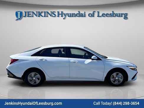 New 2026 Hyundai Elantra SE image 2