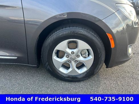 Used 2017 Chrysler Pacifica Touring-L Plus FWD image 31