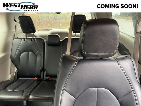 Used 2023 Chrysler Pacifica Touring-L w/ Uconnect Theater Family Group FWD image 7