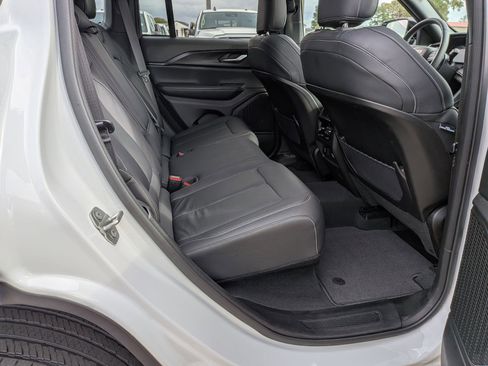 Used 2023 Jeep Grand Cherokee Altitude image 32