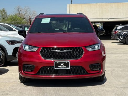 Used 2025 Chrysler Pacifica Limited FWD image 5
