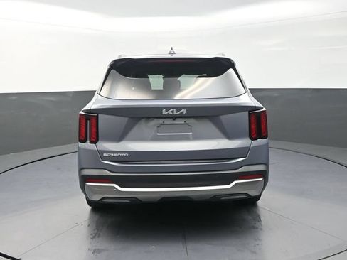 Used 2024 Kia Sorento S FWD image 7