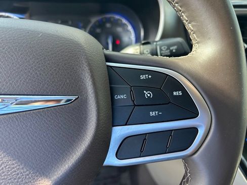Used 2018 Chrysler Pacifica Touring-L FWD image 44