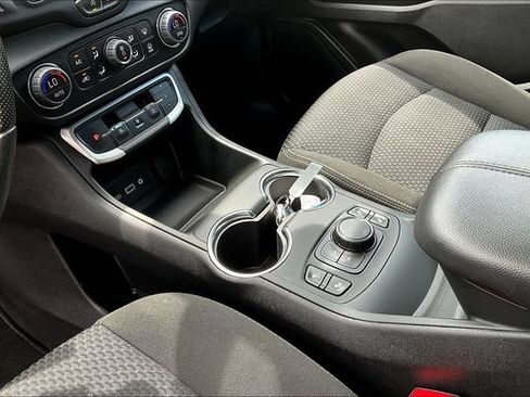 Used 2024 GMC Terrain SLE w/ Driver Convenience Package AWD/4WD image 17