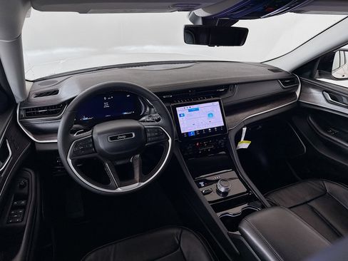 Used 2023 Jeep Grand Cherokee Limited w/ Luxury Tech Group II image 24