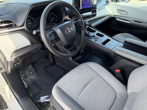 Certified 2025 Toyota Sienna LE FWD image 26