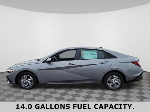 Used 2025 Hyundai Elantra SE image 8