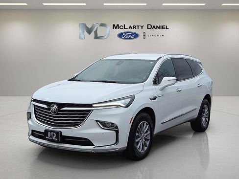 Used 2024 Buick Enclave Essence image 2