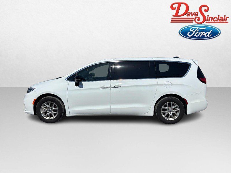Used 2025 Chrysler Pacifica Select FWD image 10