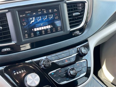Used 2018 Chrysler Pacifica Touring-L image 15