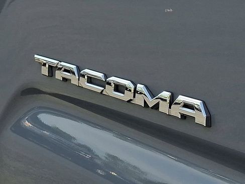 Used 2018 Toyota Tacoma TRD Off-Road image 30