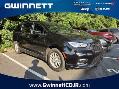 Used 2025 Chrysler Pacifica Select